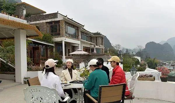 康養勝地 人文興義 萬峰林景區春意盎然，旅游持續升溫，游客盡享自然與人文交融的公園式觀光服務